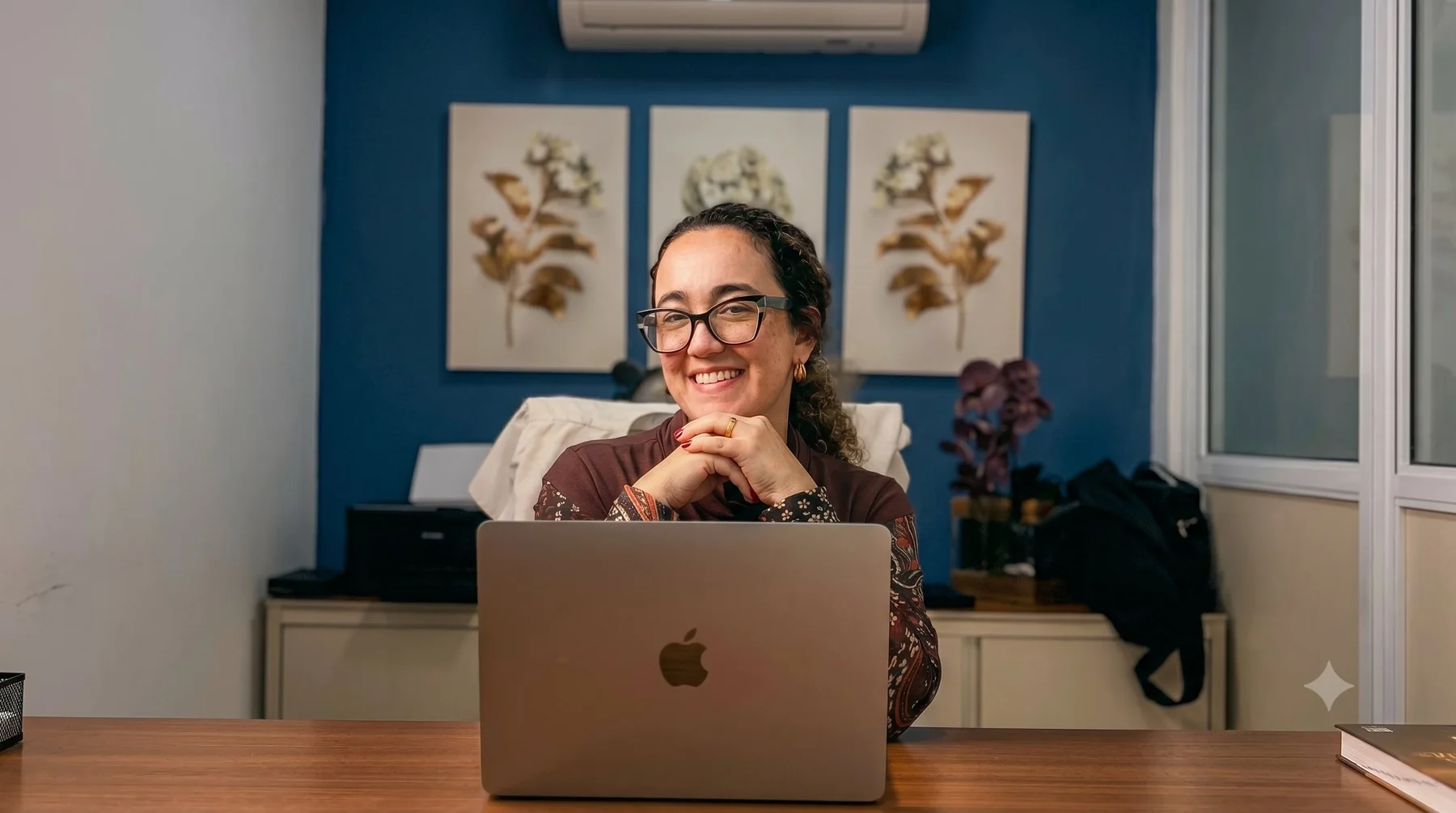 Dra. Ingrid Lins, fisioterapeuta fundadora da Clínica Evolua, em seu consultório