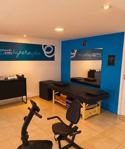 Sala de reabilitação com maca e bicicleta ergométrica